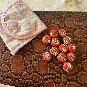 12 Vintage Raised Etched Floral Asian Focal Lampwork Glass Beads w/ Pouch.